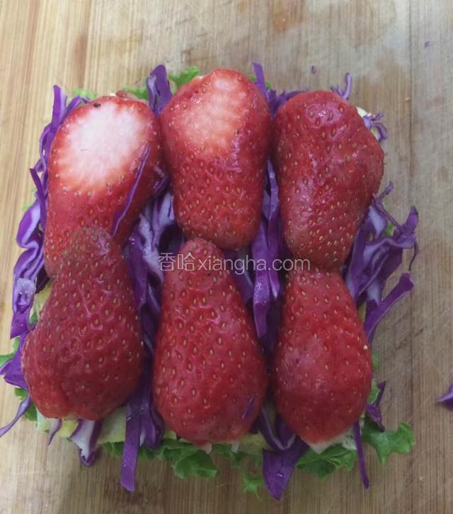 接着摆放草莓。