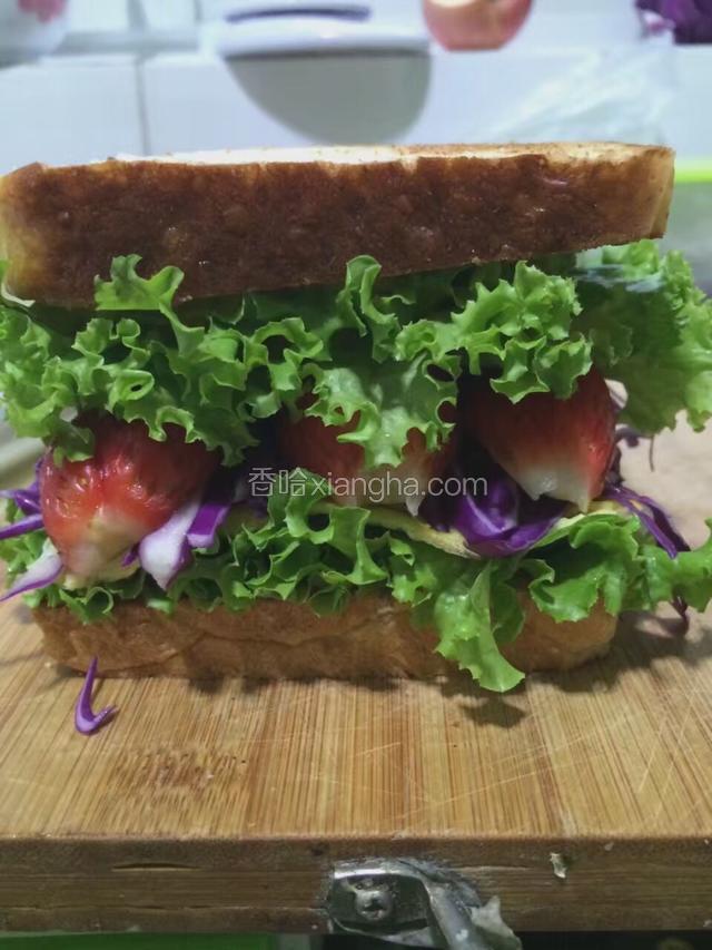 最后再摆放一片生菜和土司。