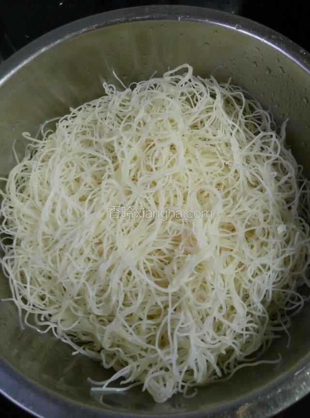 米粉提前用温水泡好。