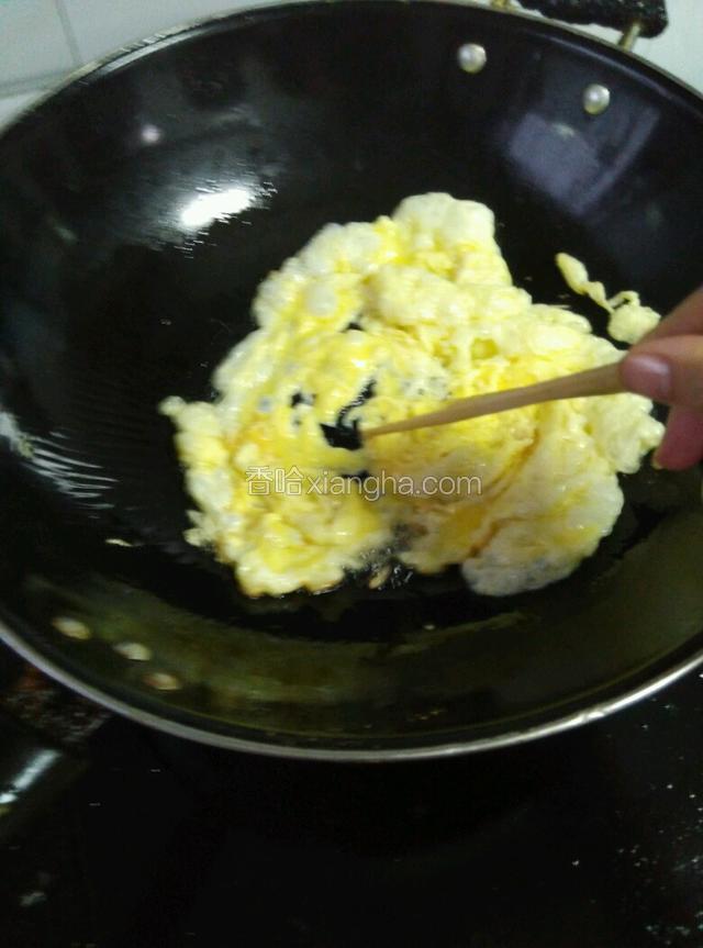 油锅烧热，下鸡蛋用筷子划散后盛起备用。