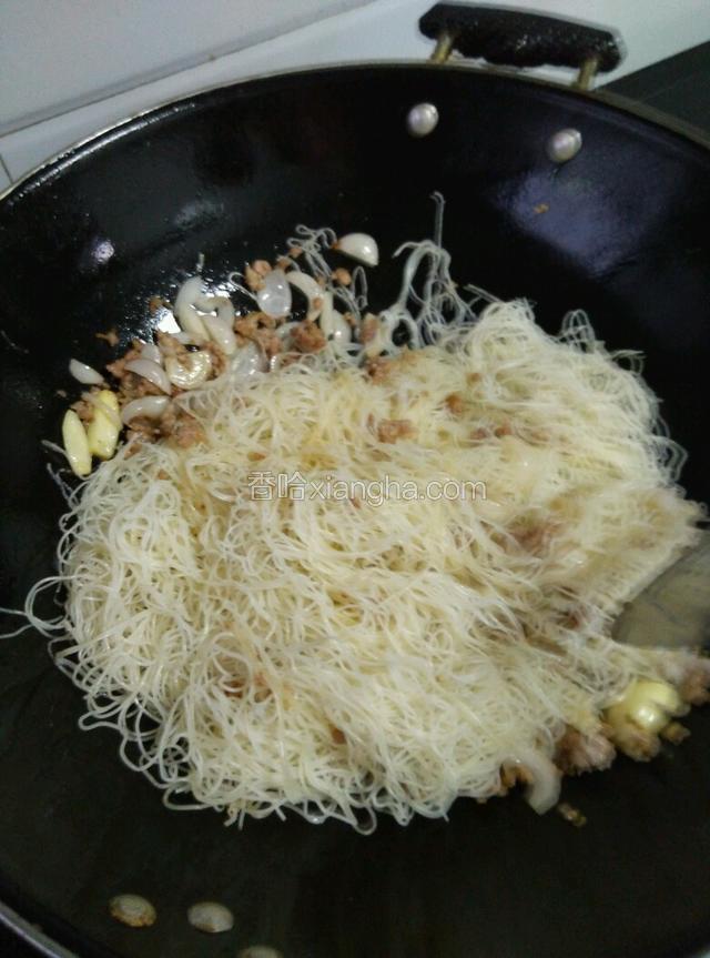 下米粉，加盐巴、味精翻炒。