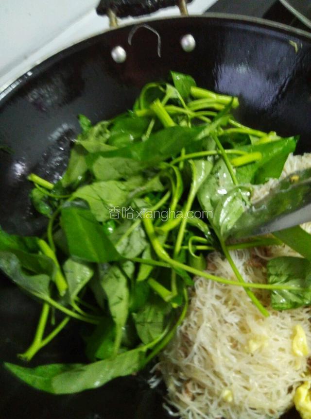 下青菜和鸡蛋炒匀，加味极鲜、胡椒粉、一小勺开水快速翻炒后关火。