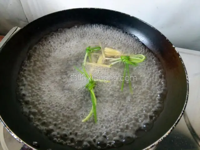 在水里加料酒，盐，糖，烧开