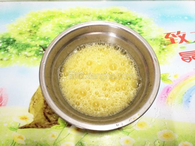 加入盐、油、适量温水打散打均。