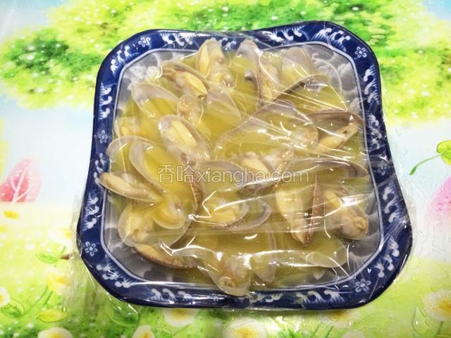 用保鲜膜包好，用牙签扎几个洞。