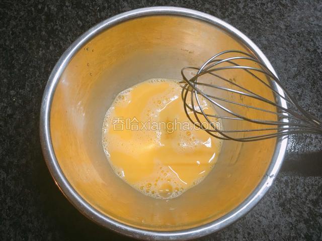 鸡蛋打散后加入糖，搅拌均匀