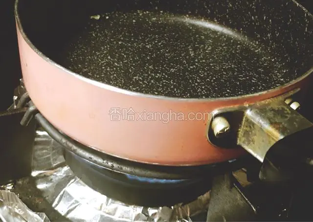 取平底不粘锅，大火烧热，锅离火倒入班戟糊，迅速的将班戟液蔓延整个锅，多余班戟液倒出，放到炉上转小火烤制