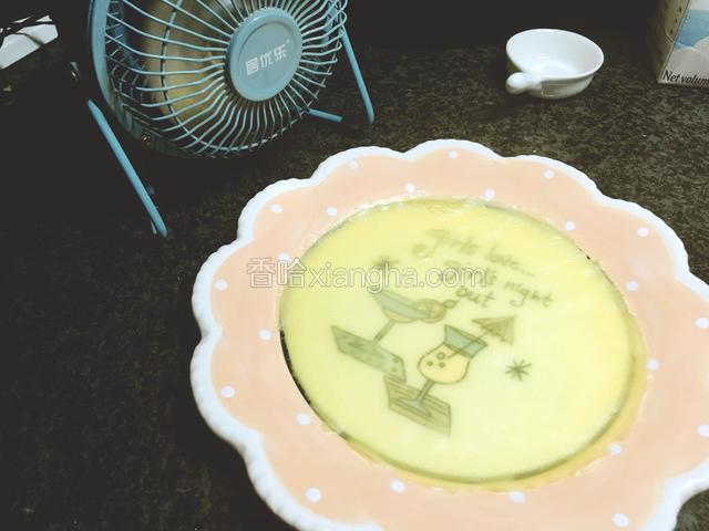 摊开在盘子上，用小风扇帮助吹凉