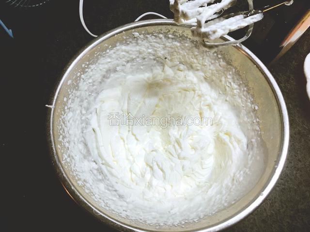 淡奶油加糖打发至奶油状，装入裱花袋后放冰箱冷藏10分钟备用。