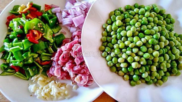 食材洗净，肉切丝，杨葱，辣子，蒜切丁。