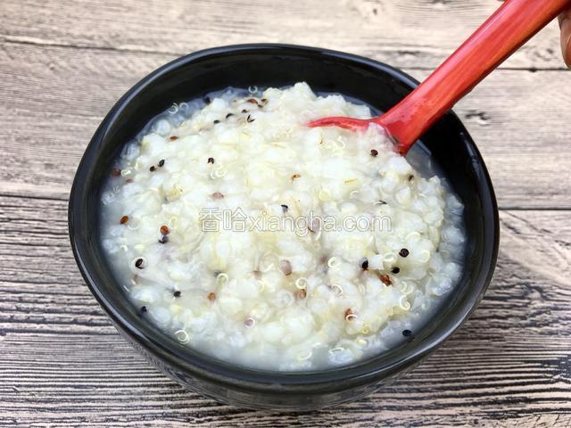 等电饭煲煮熟逞起即可食用！