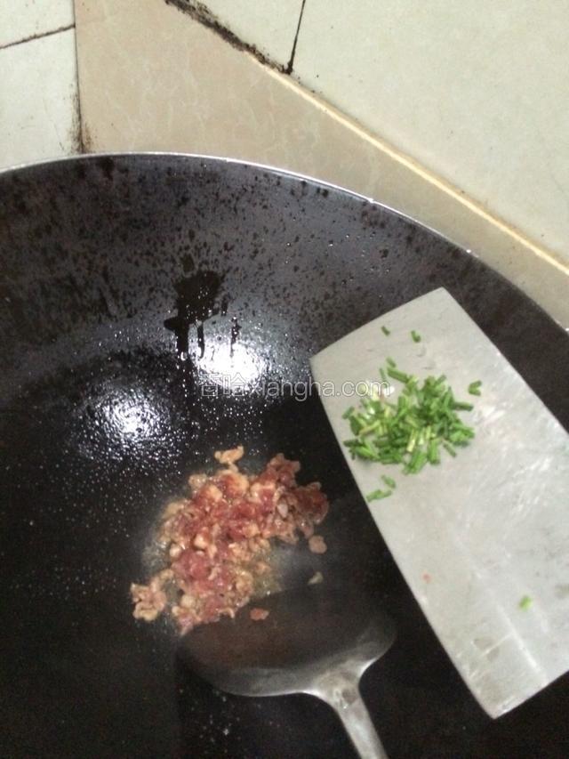 倒入肉末和葱末，翻炒。肉末炒熟即可出锅待用。