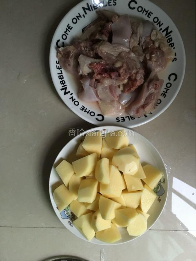 准备好食材：鸡肉洗干净切块，土豆削皮切成块