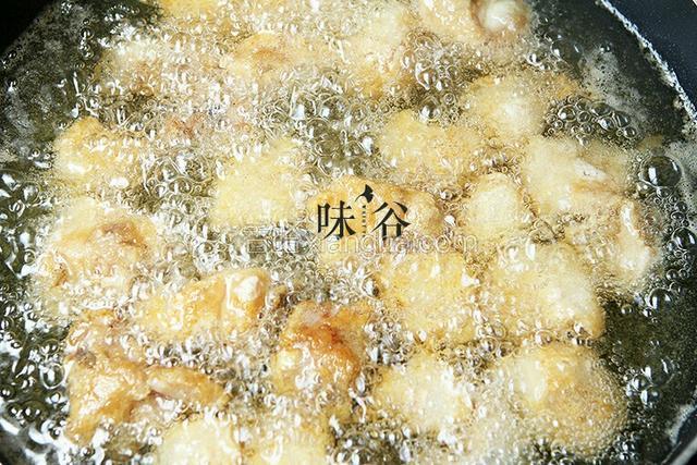 排骨放入锅内中小火炸至金黄色
。

