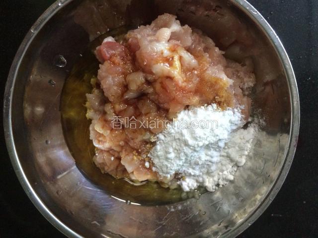 将肉末中加入适量的食用油，红薯淀粉和少量的盐，几滴生抽