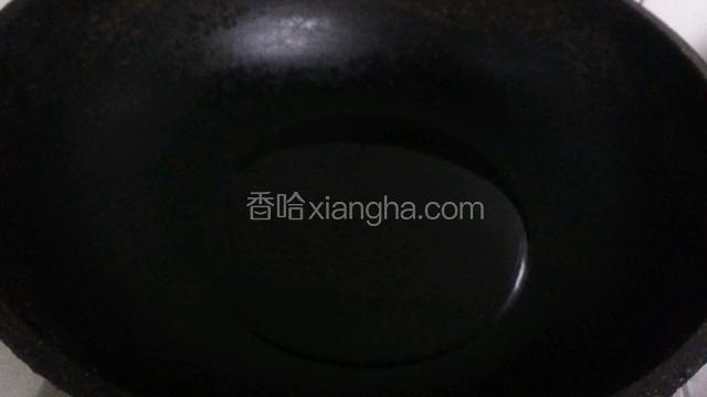 锅中放油烧热