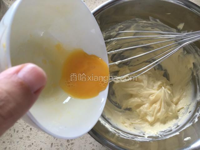 分两次加入鸡蛋液，充分搅拌均匀。每次都要等黄油糊和鸡蛋液完全融合，再加入下一次。