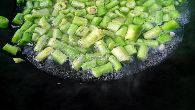 水烧至九成热给缸豆煮开一分钟