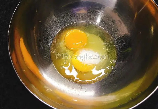 鸡蛋加糖打散