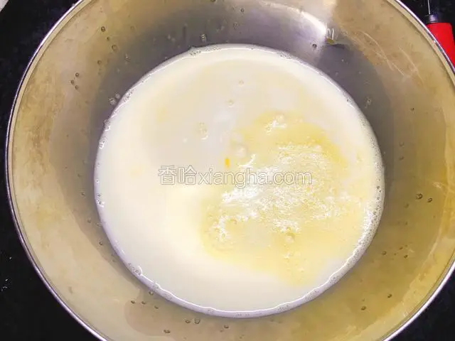 加入牛奶搅拌均匀