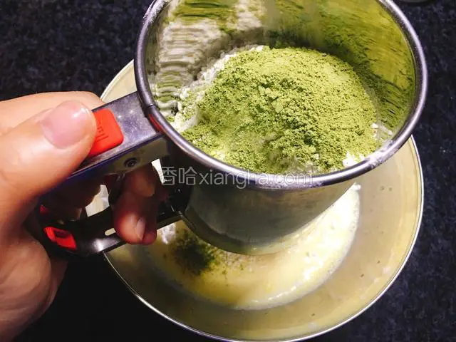 筛入低筋面粉、抹茶粉