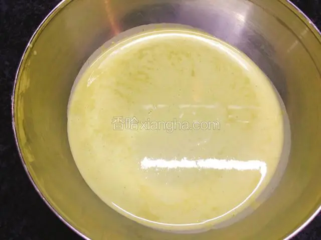 冷藏过后搅拌均匀，抹茶班戟糊就完成了