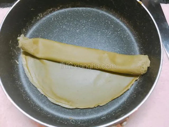 用脱模刀将班戟皮卷起拿出