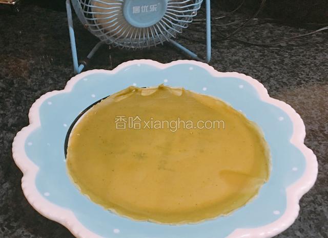 放到盘子上，用小风扇帮助吹凉