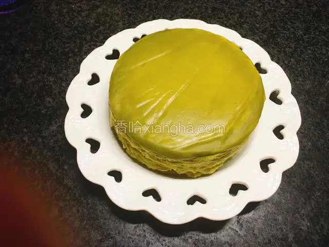 轻轻的将模具拿出，小心的揭开烘培纸