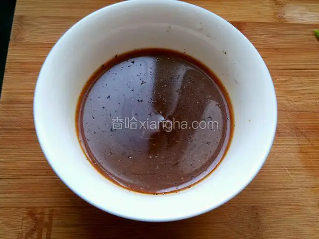 把黑胡椒料包用水稀释备用，本人喜好黑胡椒味道，所以又另加了一些黑胡椒粉。
