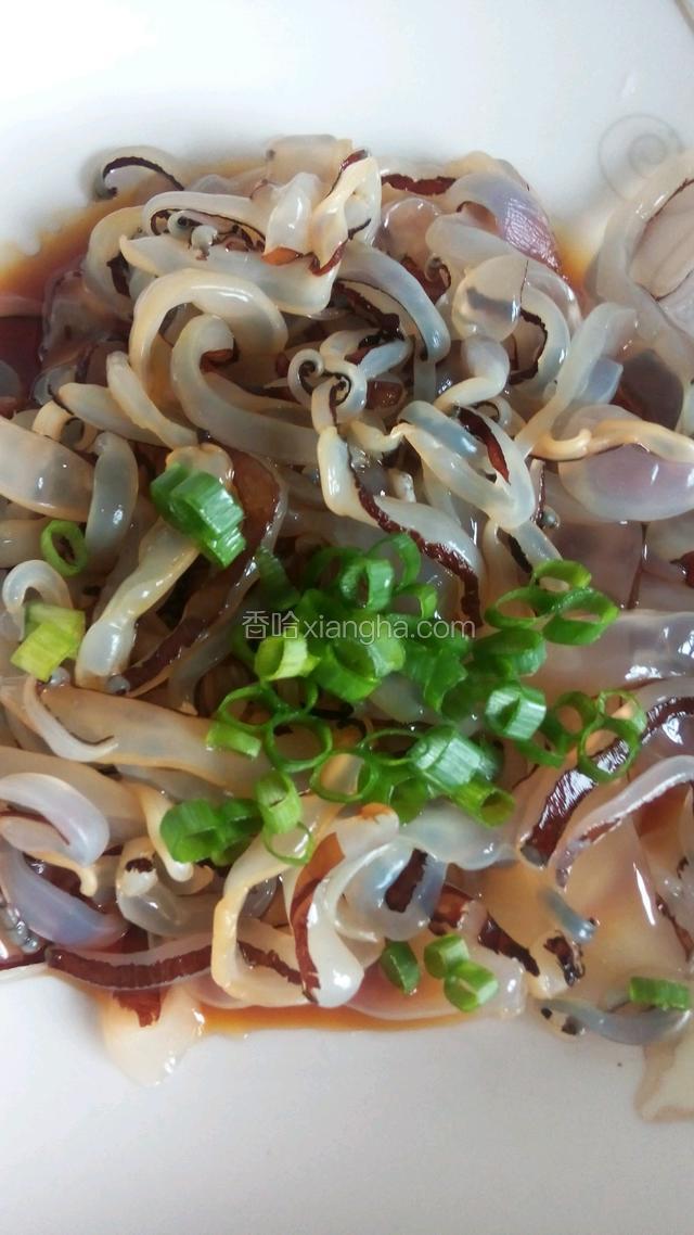 加入蚝油生抽，橄榄油，芝麻葱搅拌均匀。