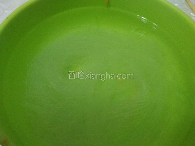粉丝在热水中泡一分钟。