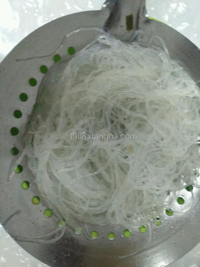粉丝捞出来在凉水中冲洗几下，然后控水。