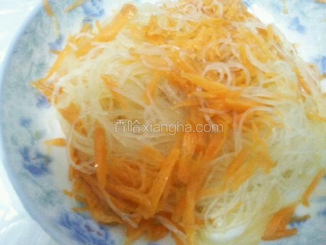 粉丝里面放入香油盐醋，再放入胡萝卜搅拌均匀。