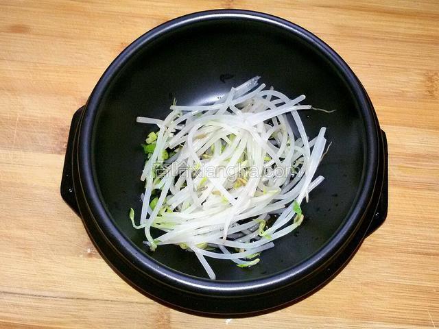 再放入炒熟的绿豆芽。