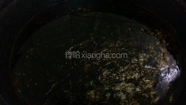 饼铛放入火上烧热后放入油