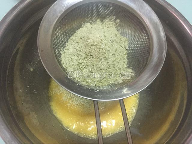 把低筋面粉和抹茶粉混合过筛加入，分两次筛入，每次拌匀再筛入下一次