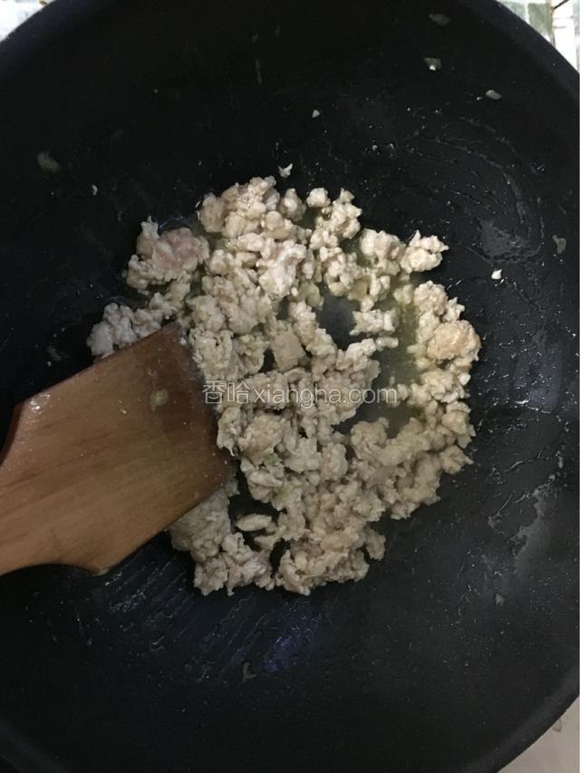 锅里面留适量油，把肉末放去炒