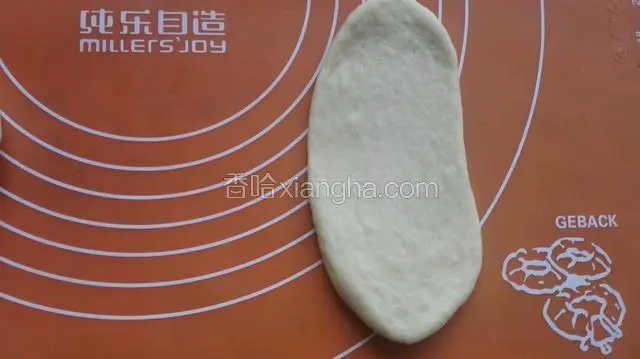 取一个面团擀成牛舌状！