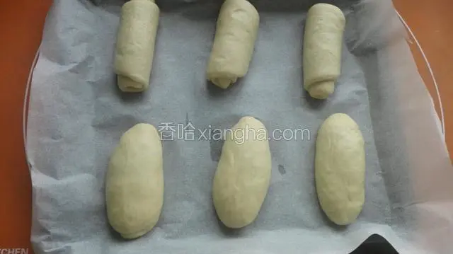 也可直接团成橄榄状，放入烤箱，烤箱下面放一碗开水进行二次发酵，现在是夏天烤箱不用调温度，如果天气凉调温35度进行发酵！