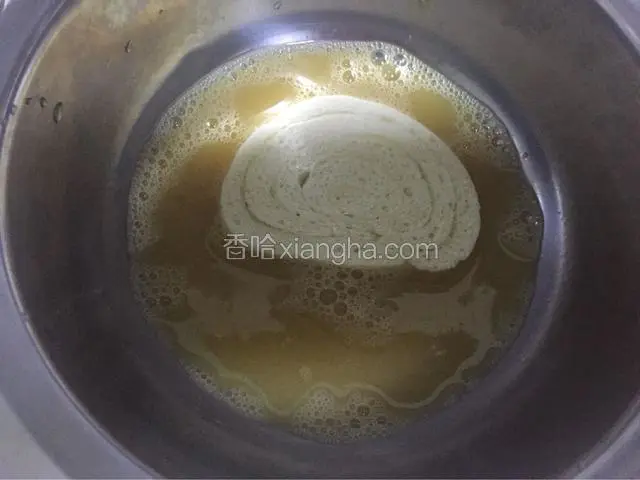 馒头切片，把鸡蛋和牛奶混合在一起放少许盐搅匀，拿起一个馒头片放进去两面沾上蛋奶液