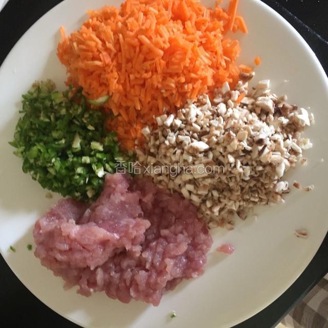 胡萝卜香菇青椒都切成末，瘦肉剁成泥