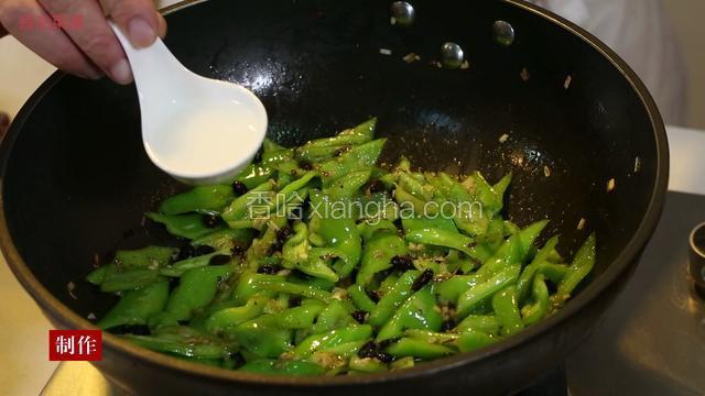 再加豆豉进行翻炒，翻炒均匀后，用水淀粉进行勾芡，然后转大火翻炒几下后，即可出锅装盘