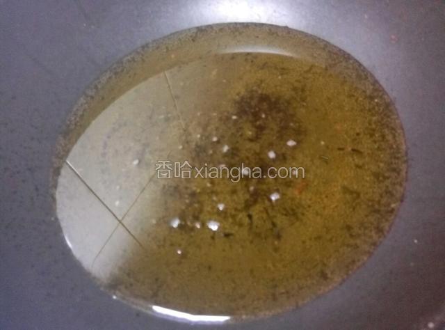 准备热锅，放大约400克的油，看油冒热烟可以炸呢，