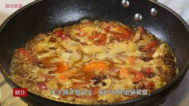 煸炒均匀后加入350g左右的清水，并放入土豆、胡萝卜块，大火烧开