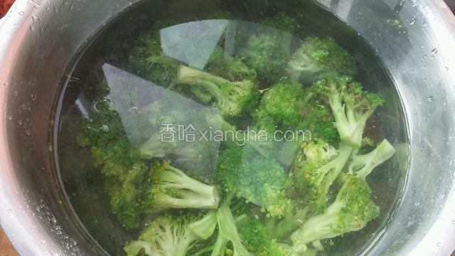在盆里放点盐泡西兰花花朵5分钟左右。