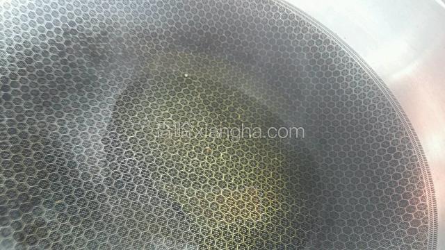 锅中倒油少许。