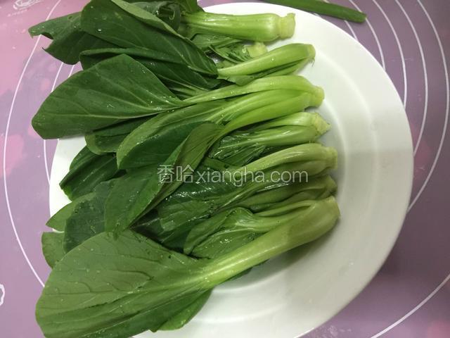 青菜洗净，焯水