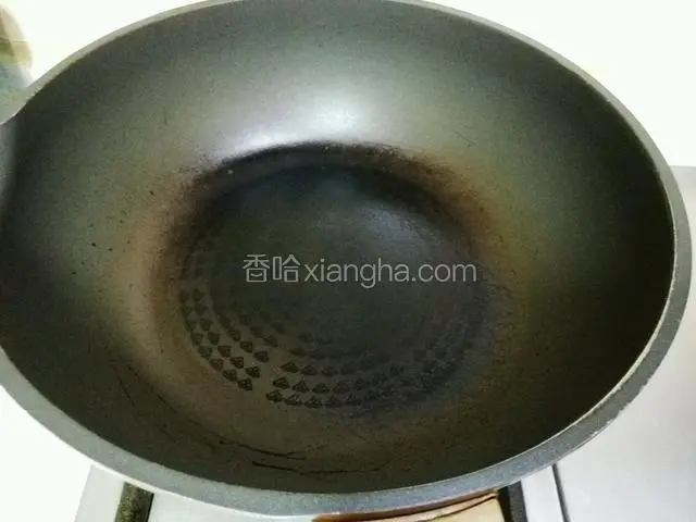 锅中不需要倒油，小火，等锅热