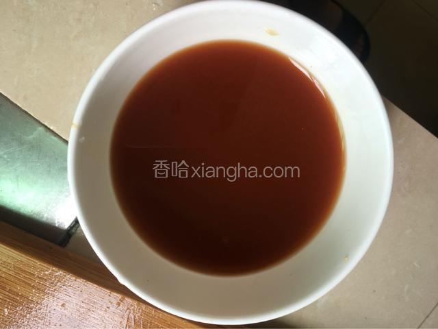 准备一个干净的碗，碗里面放适量水，然后加两勺番茄酱，加一勺糖和适量生抽，搅拌均匀